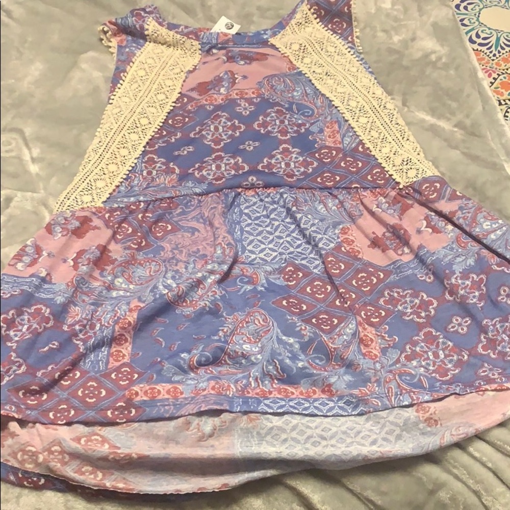 Tank-top with flowing bottom